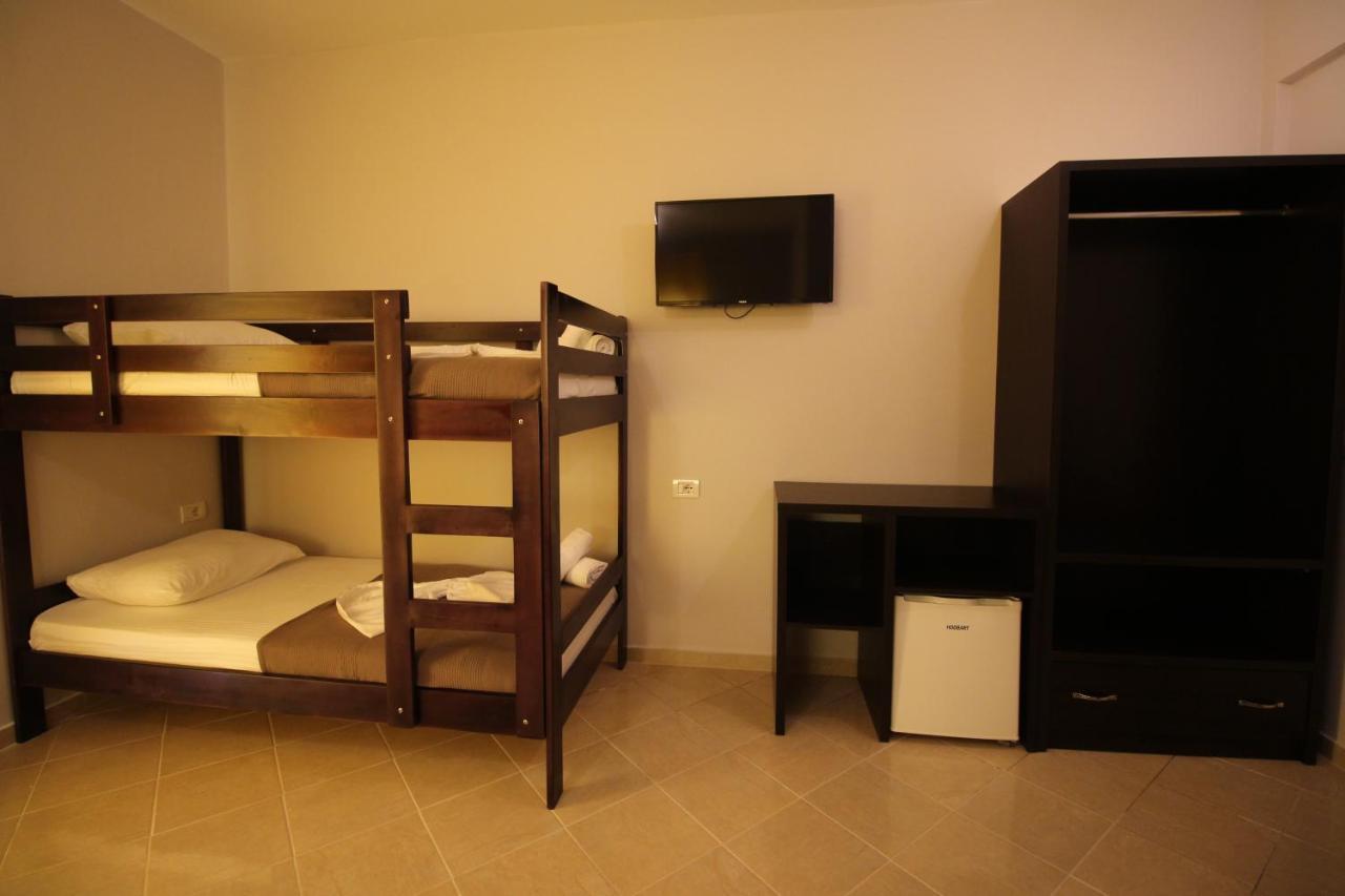 Hotel Prishtina Саранда Екстер'єр фото